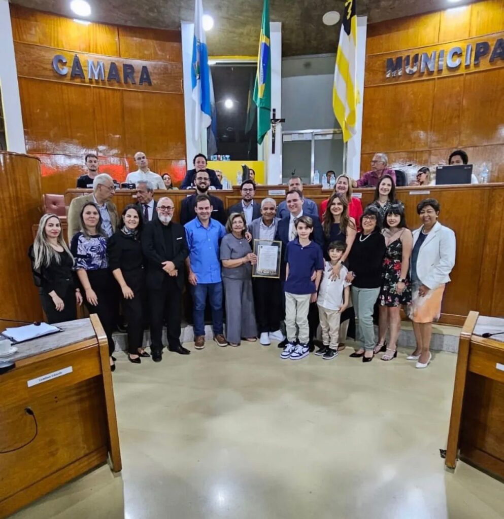 Foto da homenagem na Câmara Municipal, com o vereador Rodrigo Furtado, o presidente Edson Quinto e a equipe reunida.